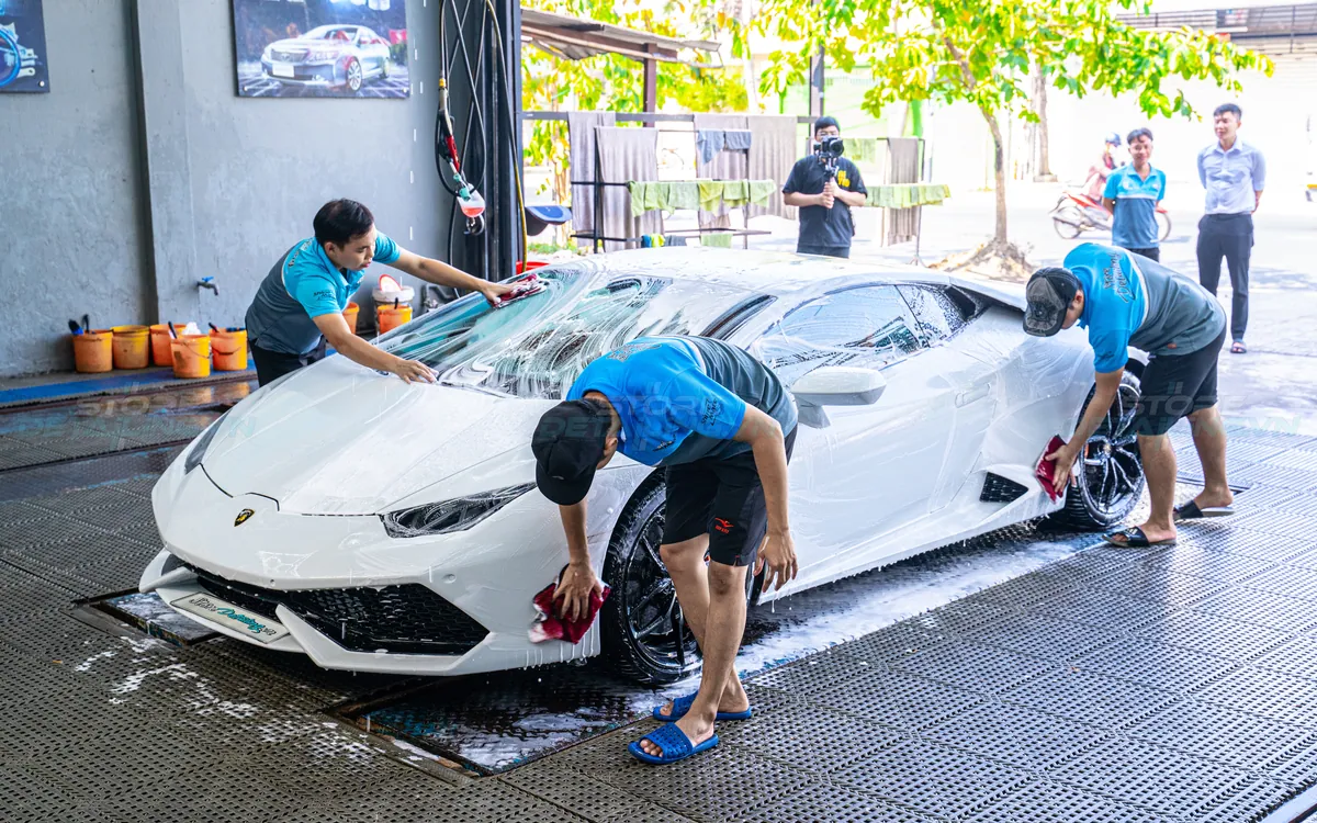 Rửa xe toàn bộ tại xưởng Store Detailing trước khi dán PPF