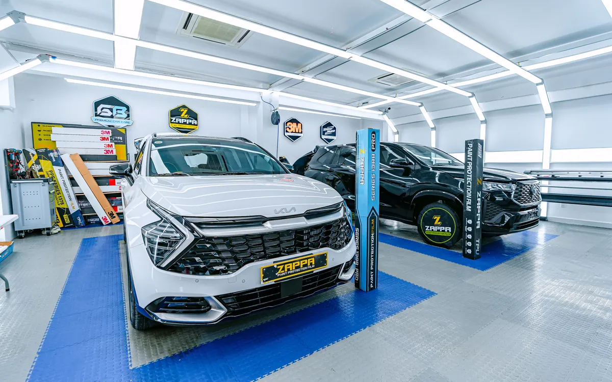 Phòng thi công PPF kín với hệ đèn chuyên dụng tại Store Detailing