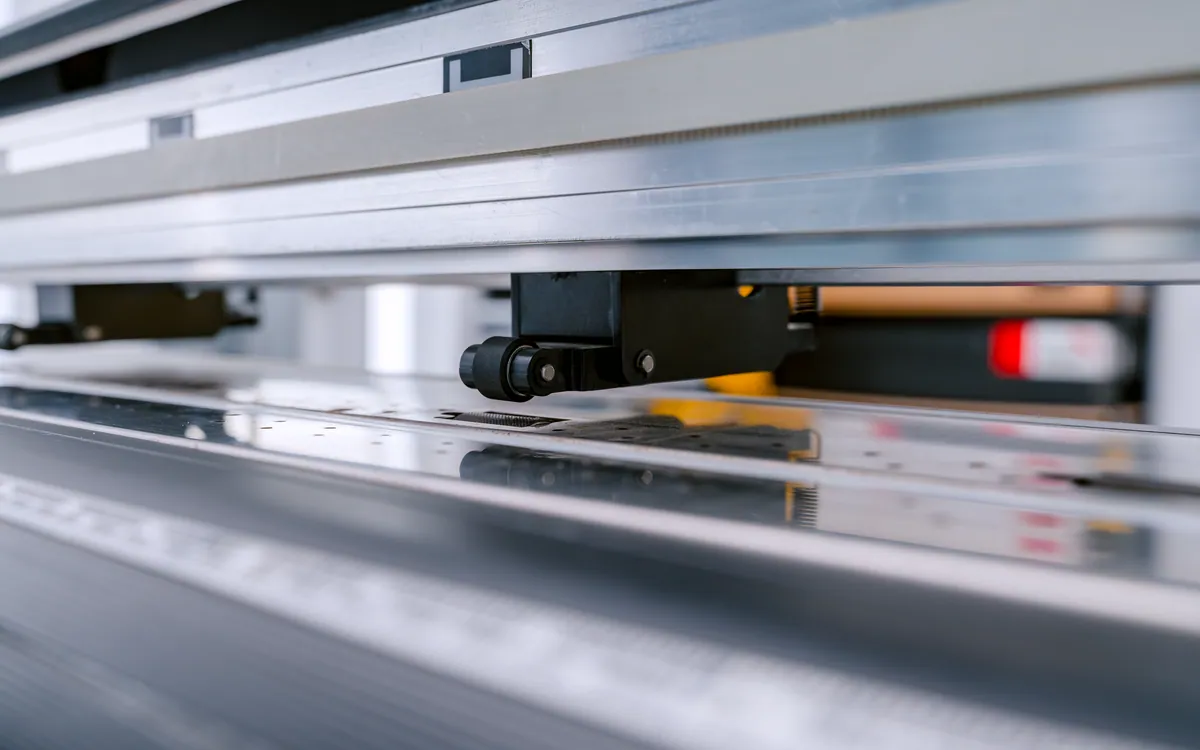 Máy cắt CNC cắt phim PPF theo đúng đời xe