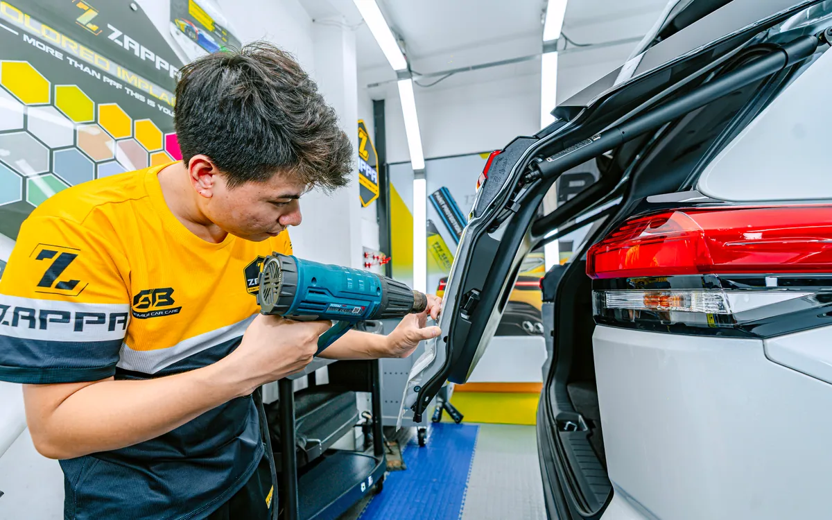 Sấy nhiệt định hình và bo mép PPF trên thân xe